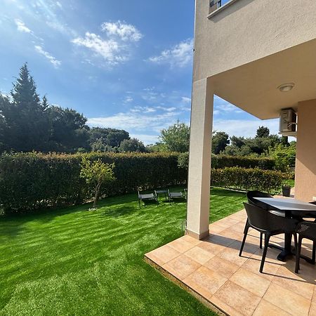 Apartment Punta Premantura E With Garden Exterior photo