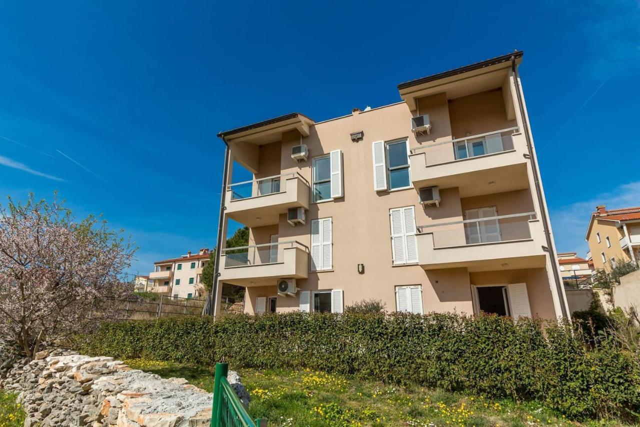 Apartment Punta Premantura E With Garden Exterior photo