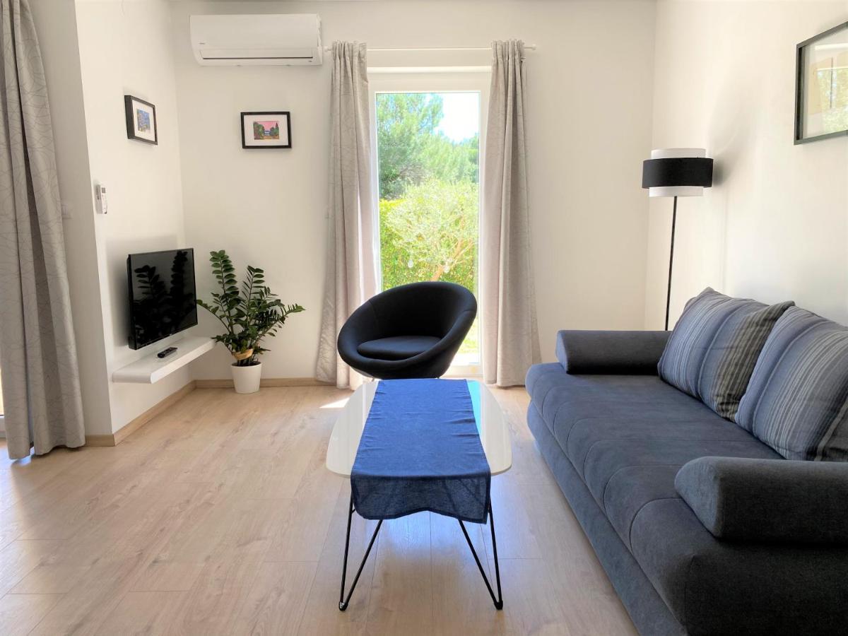 Apartment Punta Premantura E With Garden Exterior photo