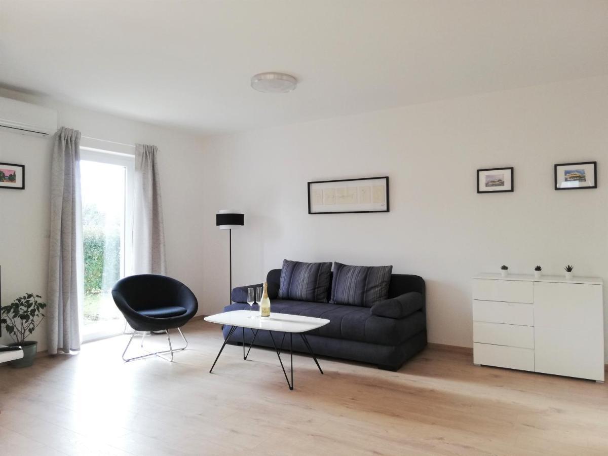 Apartment Punta Premantura E With Garden Exterior photo