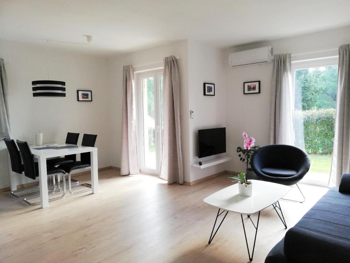 Apartment Punta Premantura E With Garden Exterior photo