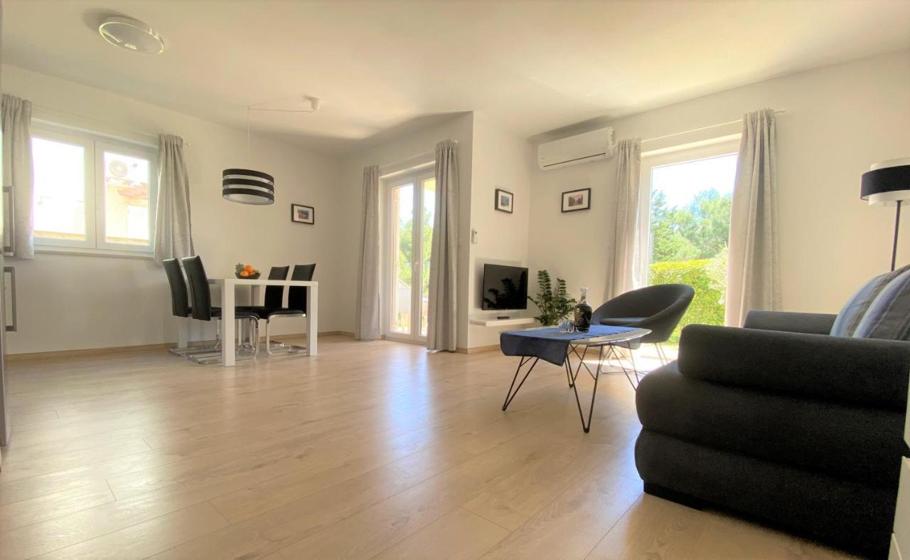 Apartment Punta Premantura E With Garden Exterior photo