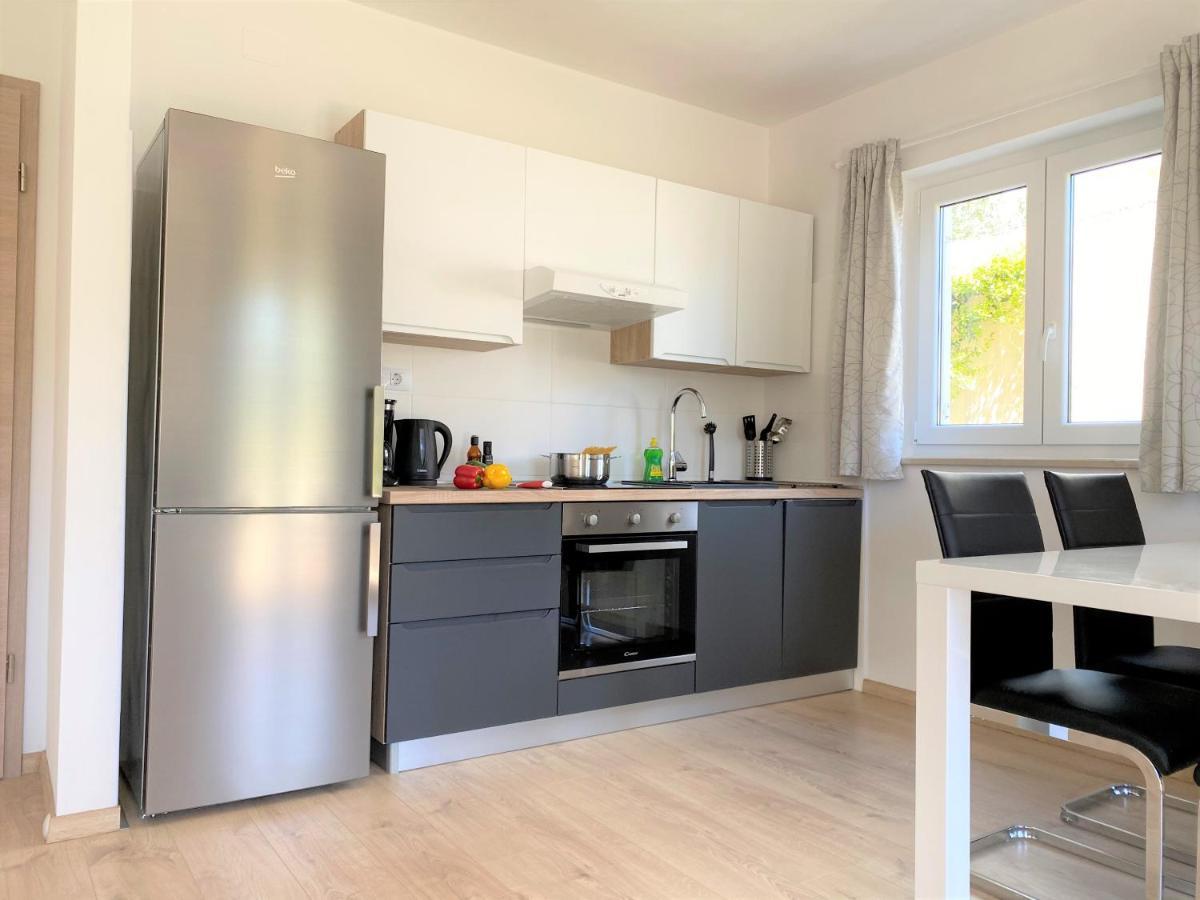 Apartment Punta Premantura E With Garden Exterior photo